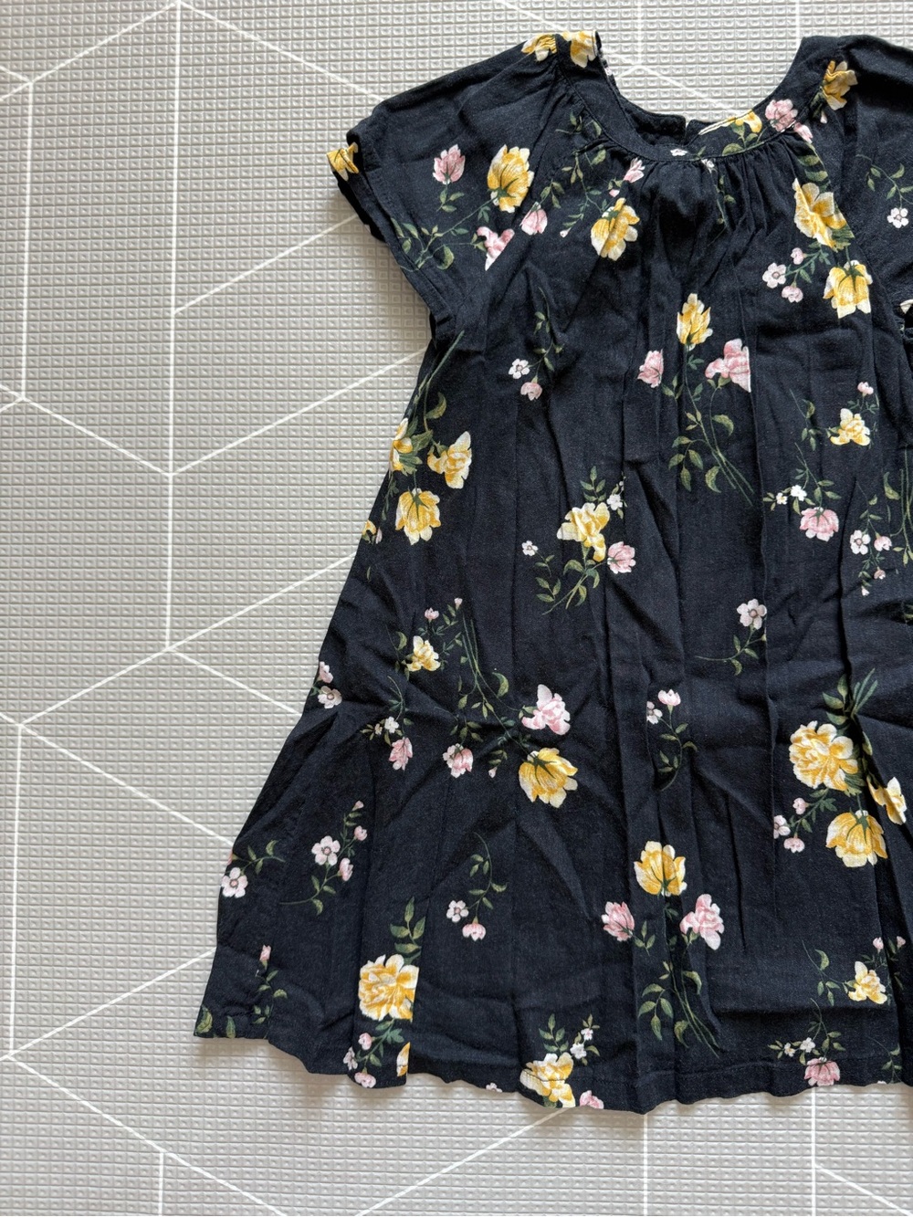 Old Navy|Baby girl/toddler dark Florals Kids Dress with Yellow Blooms•••size 4T
